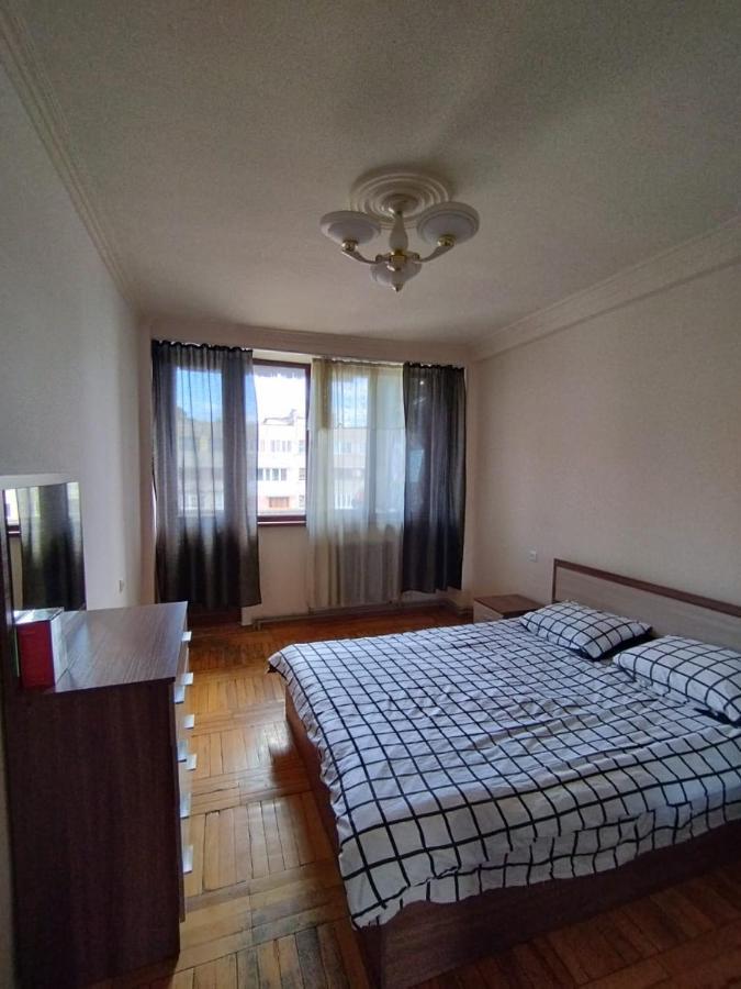 Large Apt Near Republic Square Lejlighed Jerevan Eksteriør billede