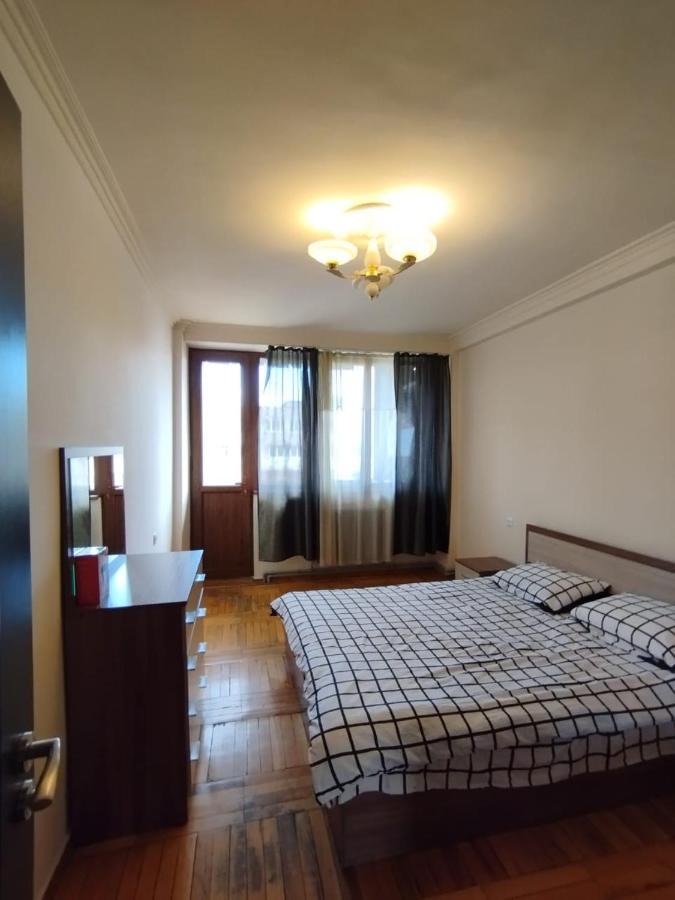 Large Apt Near Republic Square Lejlighed Jerevan Eksteriør billede