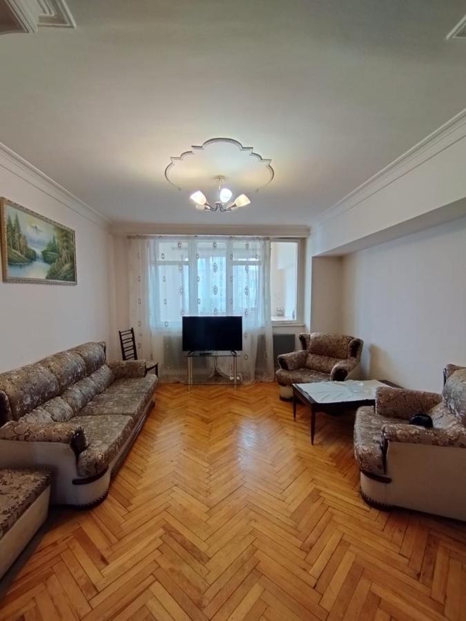 Large Apt Near Republic Square Lejlighed Jerevan Eksteriør billede